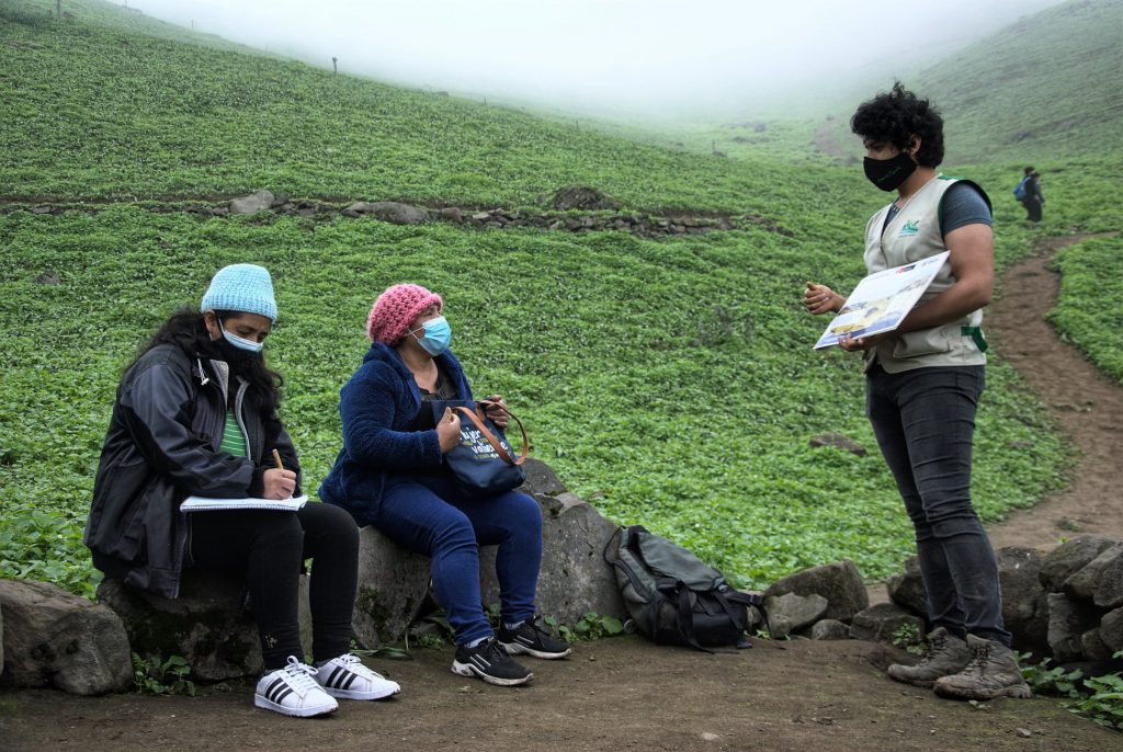 Empoderamiento de orientadores turísticos de Lomas en Lima Sur
